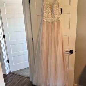 Elegant Lace and Tulle Gown Wedding Dress by Allure Romance Size 10